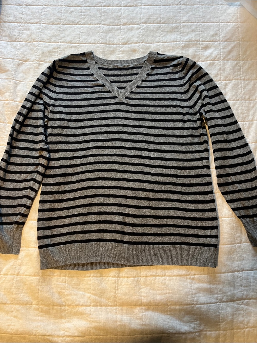 Source Unknown Women's Black and Gray Striped V-Neck Sweater